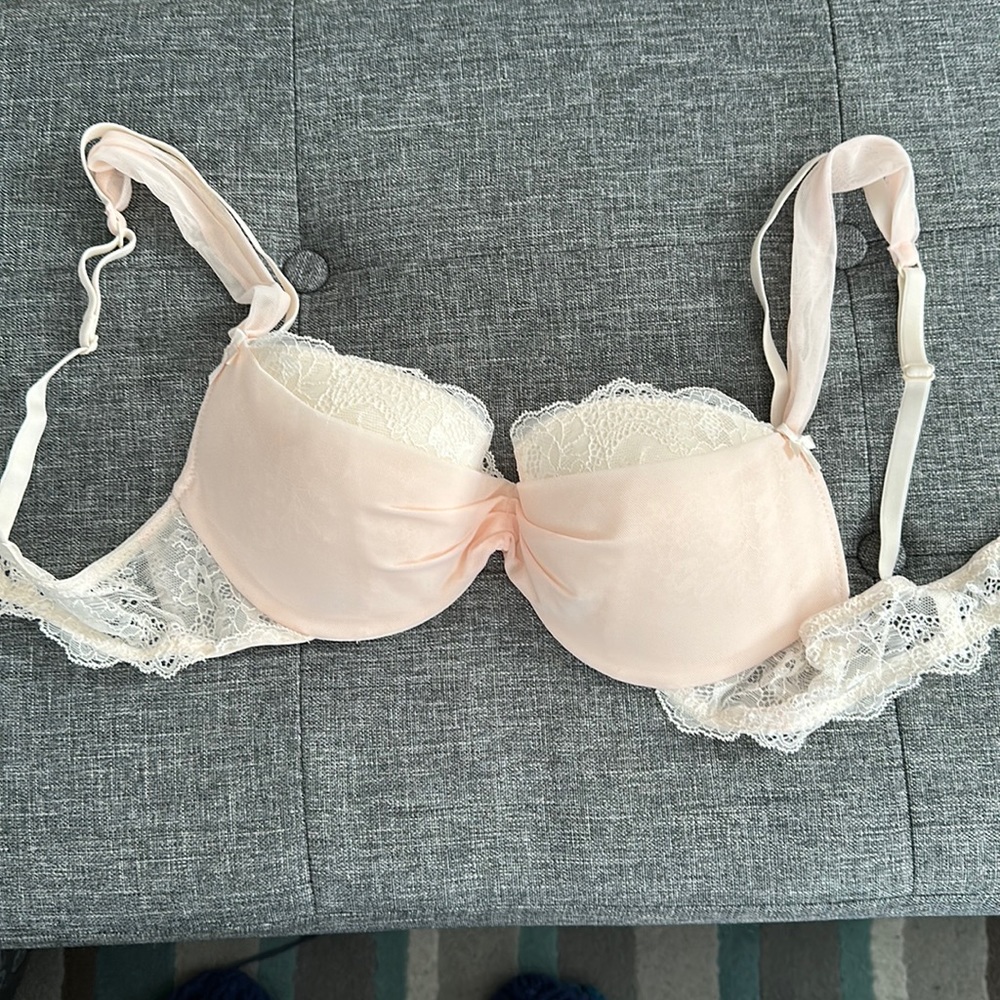 Lacy pale pink mesh covered bra 32D